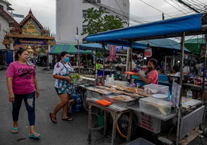 泰国政府考虑下周起开放理发店电器商店等。AP