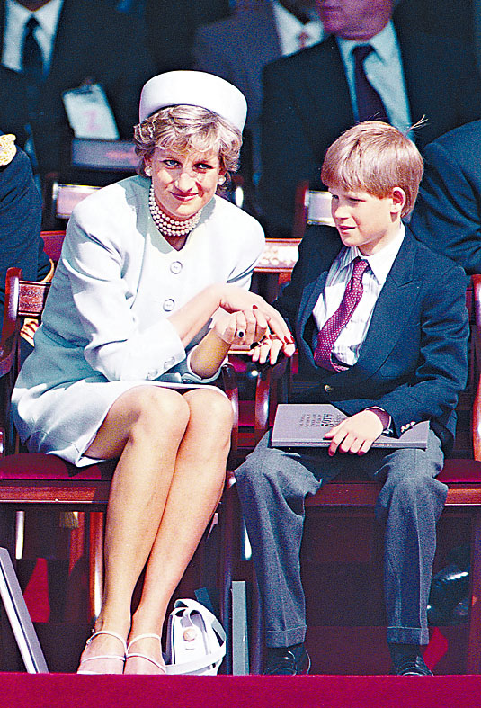 哈里王子與母親戴妃一九九五年在倫敦出席公開活動。