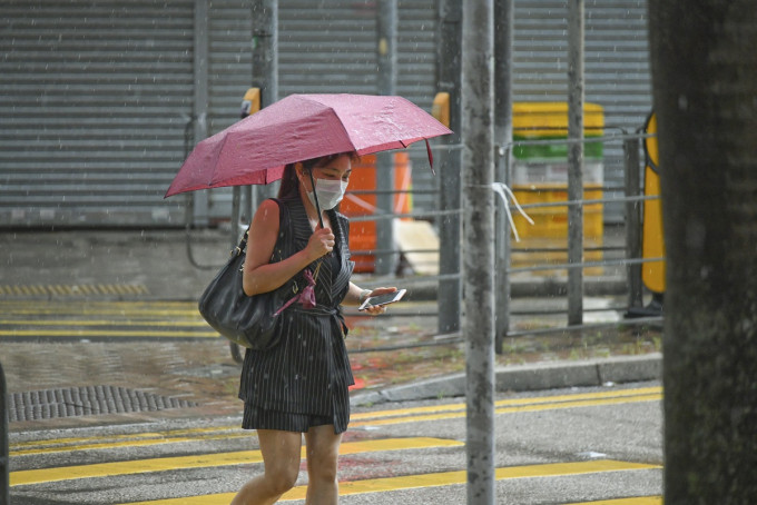 天文台指雷雨晚间靠近沿岸地区。资料图片