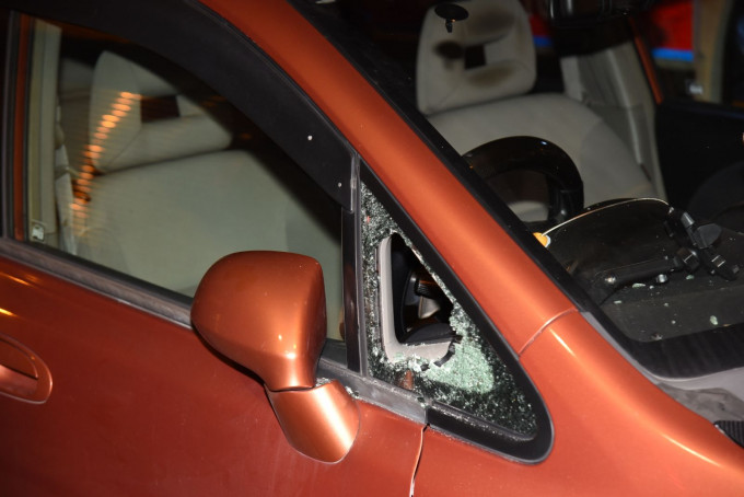 一名窃贼大角嘴爆窃一辆私家车，被市民发现并报警将他拘捕。