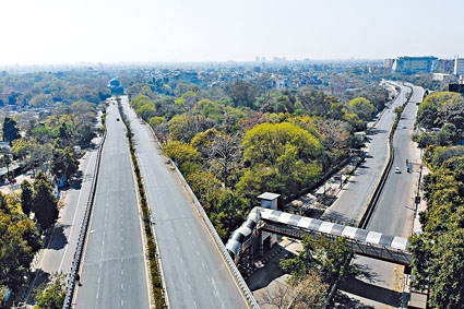 封城令下新德里主要幹道清空。