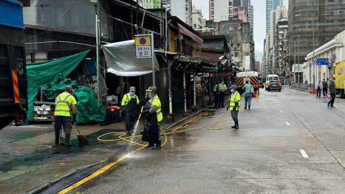 油麻地警方偕食環署打擊區內阻街衞生黑點 。