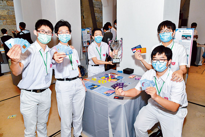 皇仁書院學生團隊參考疫情設計桌上遊戲，在設計比賽奪冠。