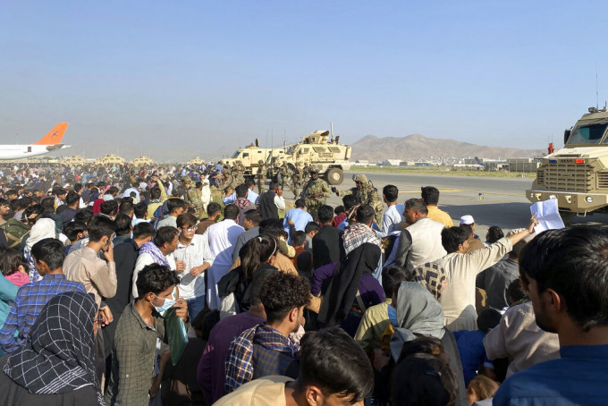 大批阿富汗人湧入喀布爾機場，希望乘航班離國。AP資料圖片