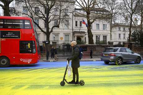  俄駐倫敦使館前道路遭潑黃藍漆，頓時化成烏克蘭國旗。路透社