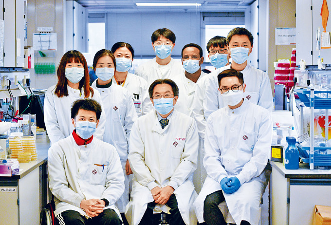 ■理大医疗科技及资讯学系副教授萧杰恒（前排右一）与其团队分析本港新冠病毒的基因排序，以追踪病毒传播链及寻找源头。