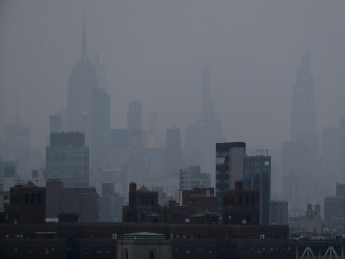 纽约市受西岸山火浓烟影响，天色灰蒙蒙一片。AP图