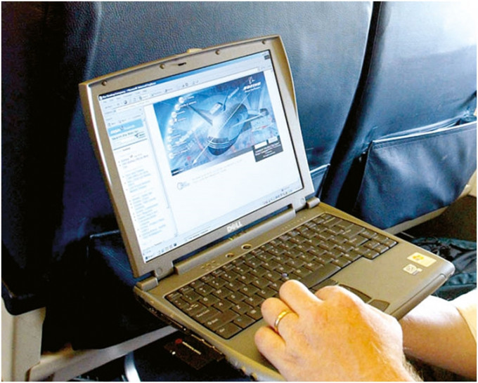 美国考虑在进出美国的所有国际航班上，禁止乘客携带手提电脑。网图