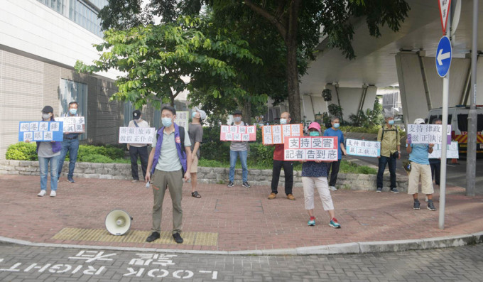 有市民在法院外舉牌。