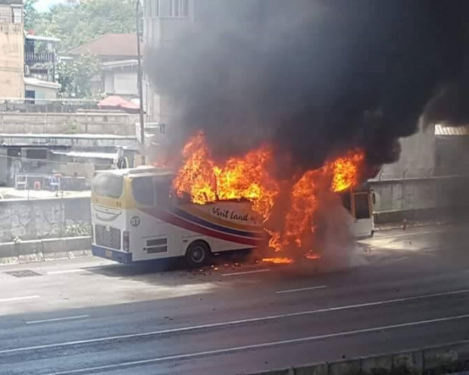 車身開始燃燒，火焰及濃煙不斷冒出。網圖