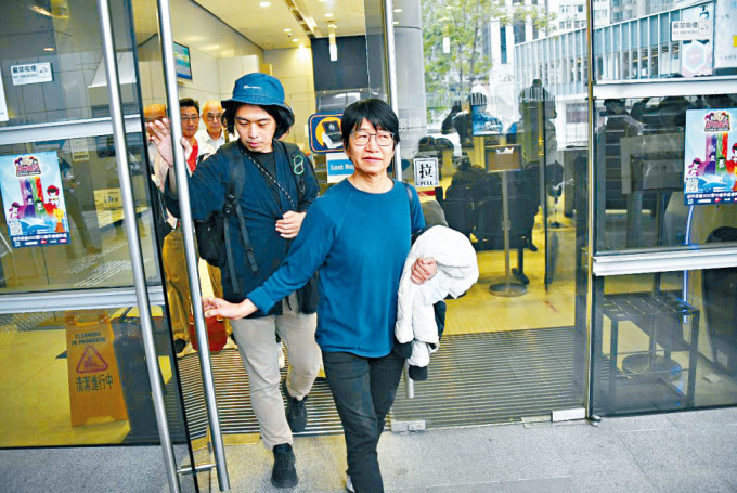 邓燕娥(右)涉违国安法被捕，其妹邓燕梨亦因涉嫌阻碍警方调查被起诉。