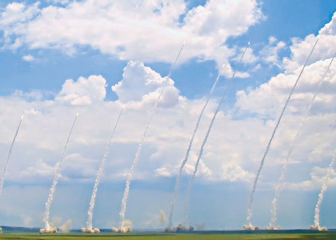 ■十枚东风11导弹同时发射。
