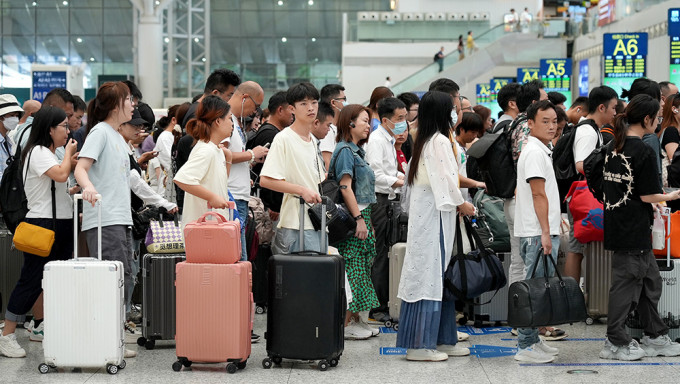 深圳铁路预计发送旅客1919万人次，同比增加117万人次，增幅约6.5%。
