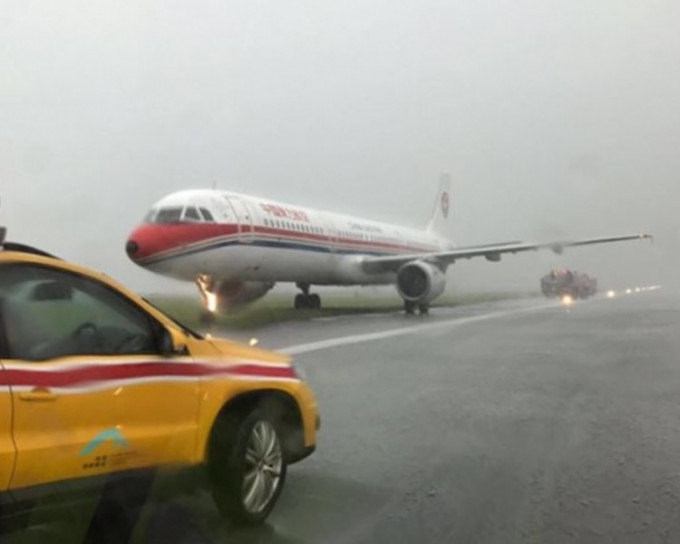 東航客機昨衝出跑道，引致北跑道一度封閉。