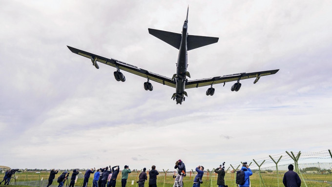 B-52战略轰炸机已抵达英国皇家空军基地。美联社图片