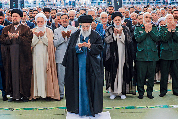 伊朗最高领袖哈梅内伊周三在德黑兰主持开斋节祈祷仪式。
