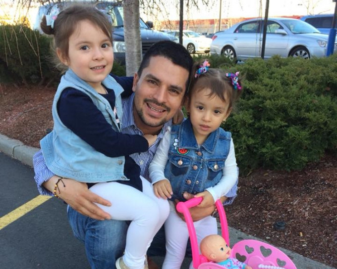 比利亚维森西奥与2岁及3岁女儿。Pablo Villavicencio fb图片