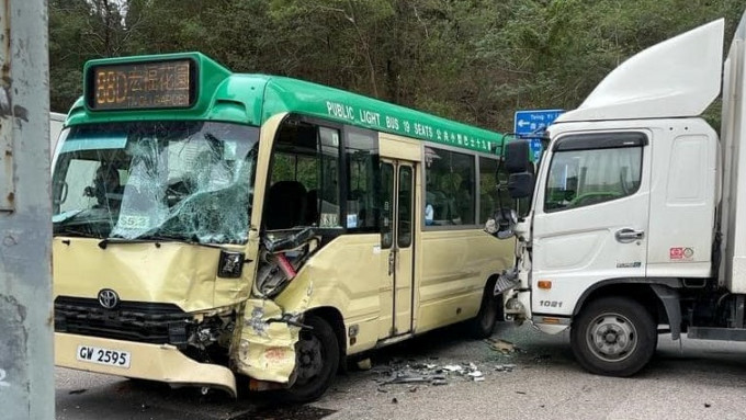 小巴遭貨車攔腰撞，小巴車頭嚴重損毀。馬路的事 (即時交通資訊台) Bosco Chu