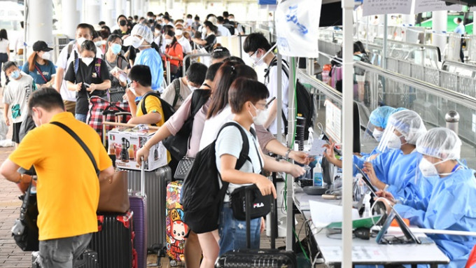 李家超指政府首阶段推出每日6万通关名额，足够应付港人需要。资料图片