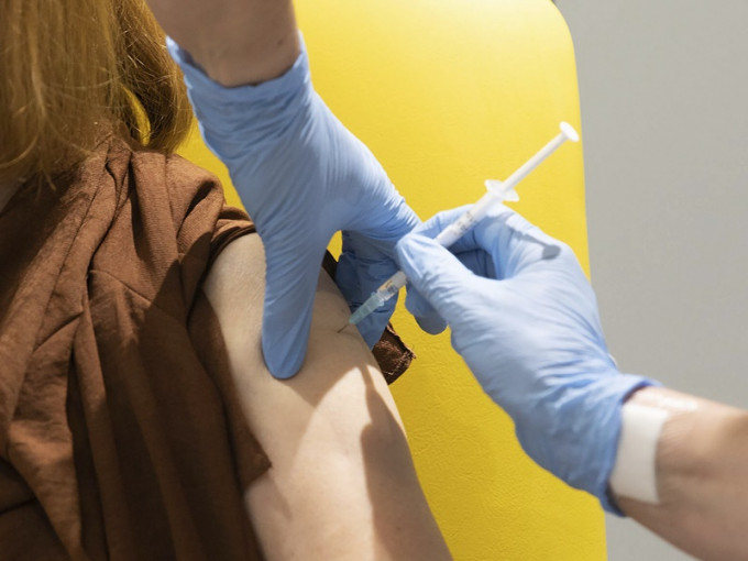 英国政府更新疫苗接种指引，列明可混合接种来自不同药厂的疫苗。AP资料图片