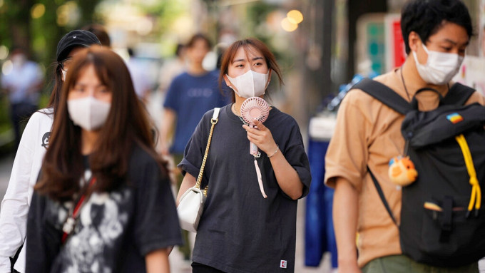 日本各地昨日录得最高摄氏35度以上的「酷暑日」。AP图片