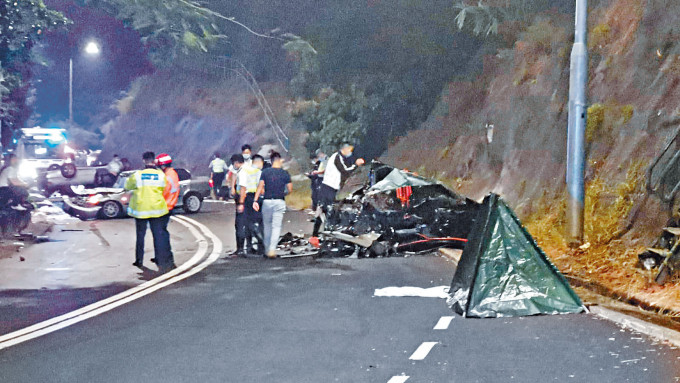 ■超跑與兩輛私家車及一輛電單車連環狂撞，變成廢鐵，一名死者由帳篷遮蓋。