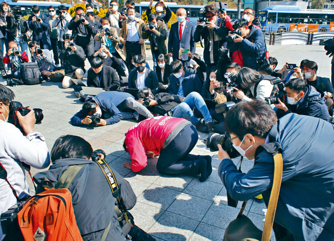 未來統合黨候選人黃教安昨日在記者會下跪。