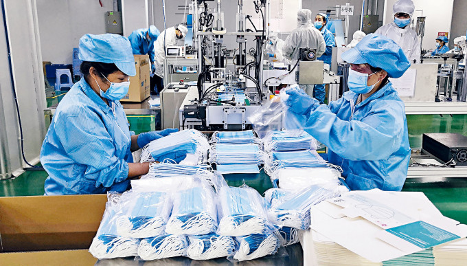 深圳一家企業的口罩自動化生產綫。