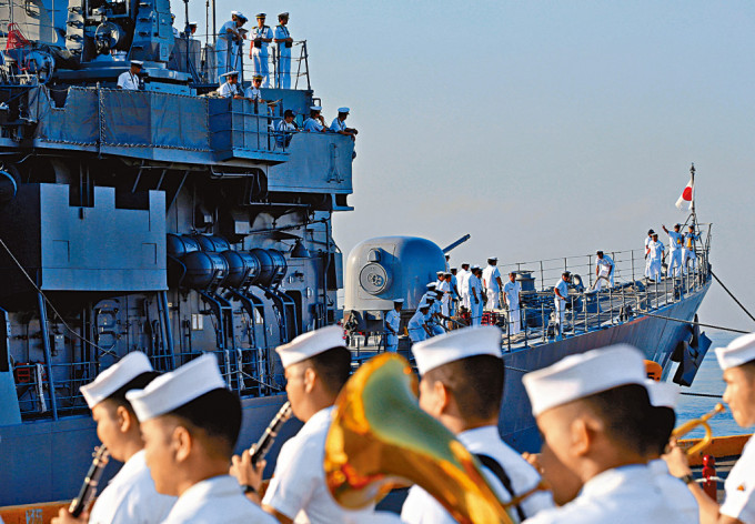 日本海上自衛隊驅逐艦「天霧號」數年前訪問馬尼拉，菲海軍樂隊在港口歡迎。