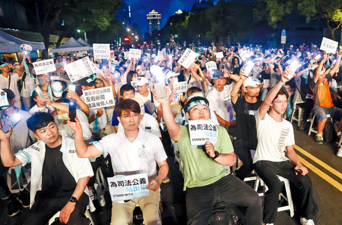 民众党前晚发起集会，支持者举标语挺柯。