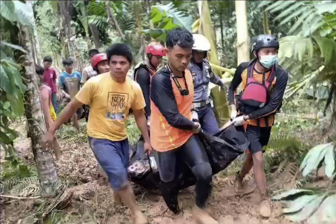 印尼蘇門答臘暴雨引發洪水及山泥傾瀉，至少19死7人失蹤。美聯社