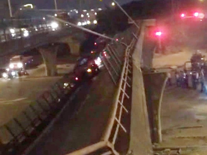 无锡行车大桥倒塌三死两伤，疑运输车辆超载所致。网上图片