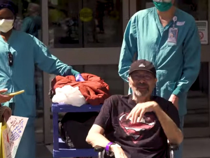 美国西雅图70岁男子一度濒临死亡，历时长达62天战胜新冠病毒，身 穿超人T恤出院。(网图)