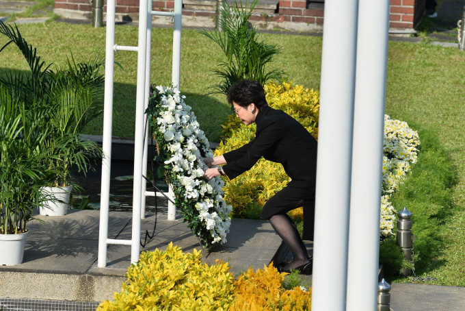 行政長官林鄭月娥致獻花圈。