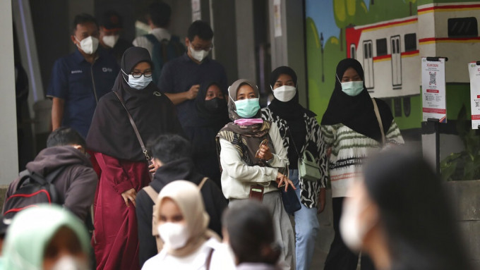 印尼衞生部表示，随着本土Omicron病例的出现，将收紧民众的出行限制。美联社图片