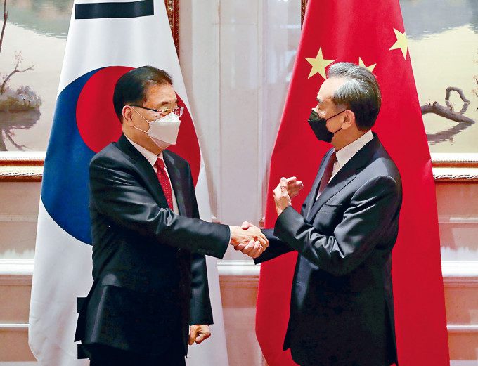 ■中韓外長昨日在廈門會面。
