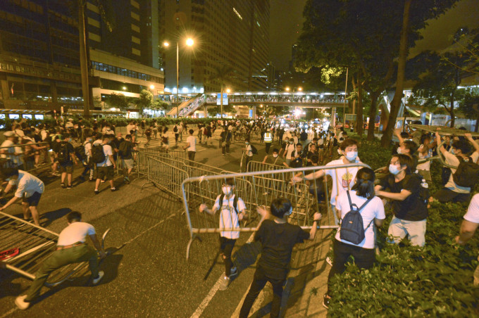 示威者企圖以雜物堵塞及霸佔立法會附近主要道路。
