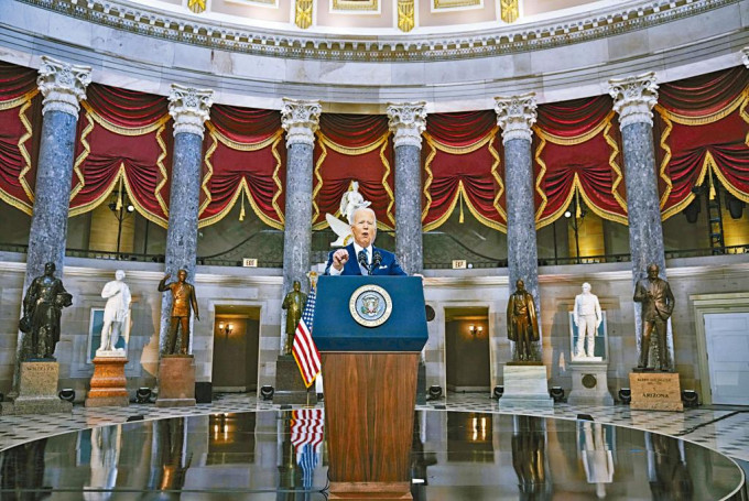 國會山莊遇襲一周年，拜登在國會山莊雕像廳發表演講。 