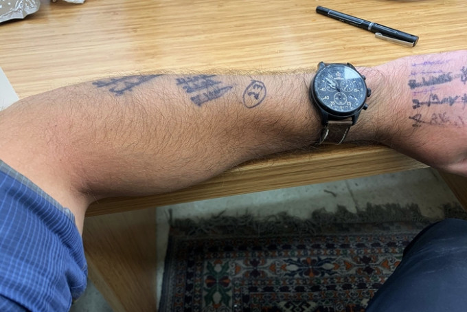 阿伦森在手臂上写满了撤离者的名称，以作记认。互联网图片