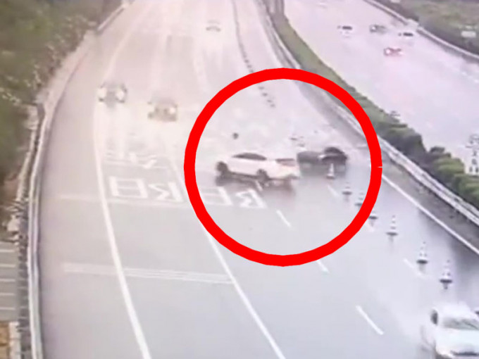 黑色车失控后撞上一旁正常行驶的白色车，两辆车在高速上转了几个圈后一起撞向了中央石壆。（网图）