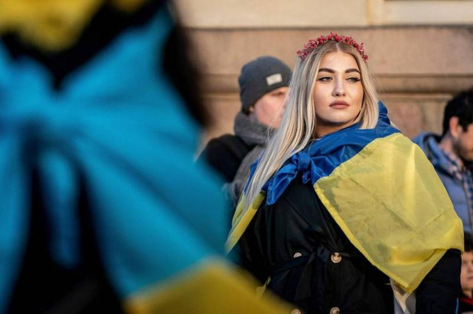 披著乌克兰国旗的当地少女。