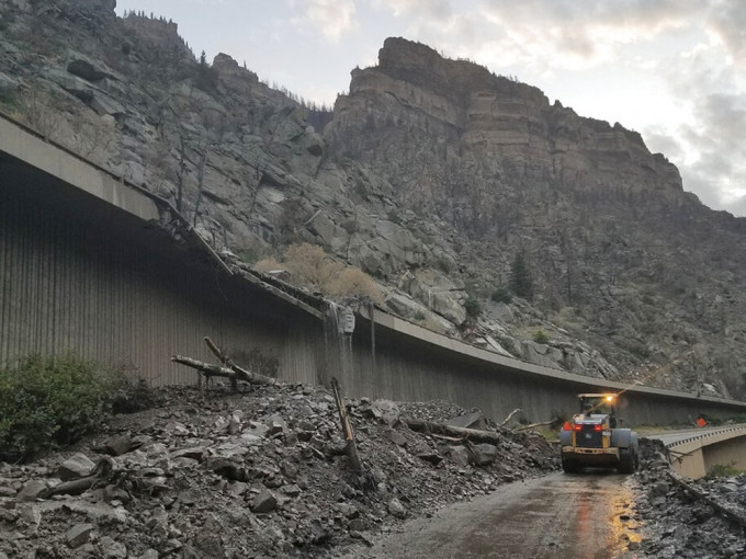 美國科羅拉多州山泥傾瀉，逾100人一度被困。AP圖
