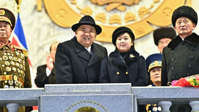 金正恩与女儿金主爱出席北韩建政75周年阅兵仪式。