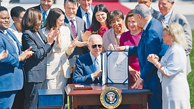 美國總統拜登周二簽署晶片法案。