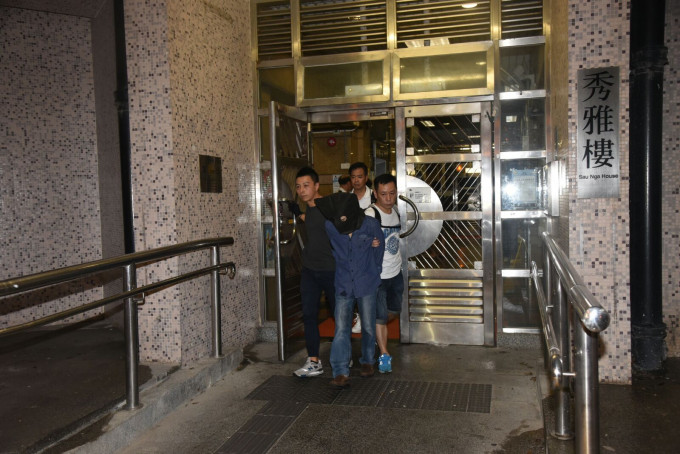 警秀茂坪拘中年黑汉，检利刀1.2万元怀疑冰毒。