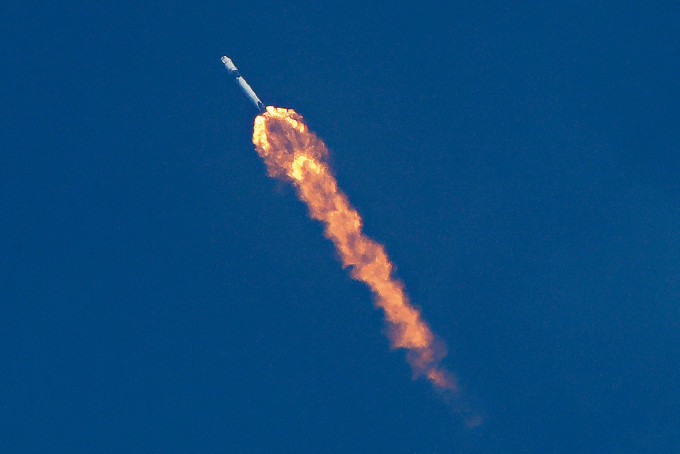 「獵鷹9」火箭上周六載着「龍」飛船發射升空。