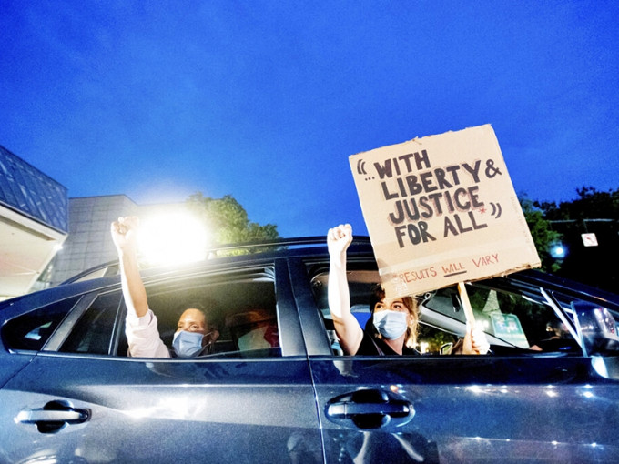 美国反种族主义示威持续，联邦人员周末晚陆续撤离波特兰。AP图片