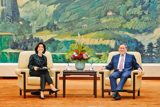 总理李强（右）昨日晤美国商务部部长雷蒙多（左）。