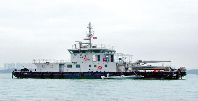 有水警被揭疑當值時在警察行動平台（躉船）釣魚，平日停泊在吐露港及赤門海峽等地。