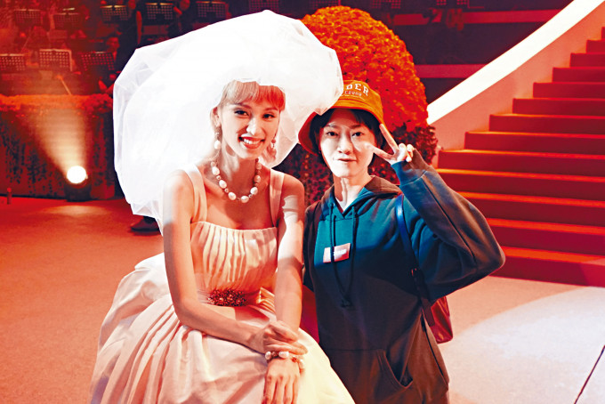 ■饰演梅爱芳的廖子妤（右），专程到红馆支持王丹妮。